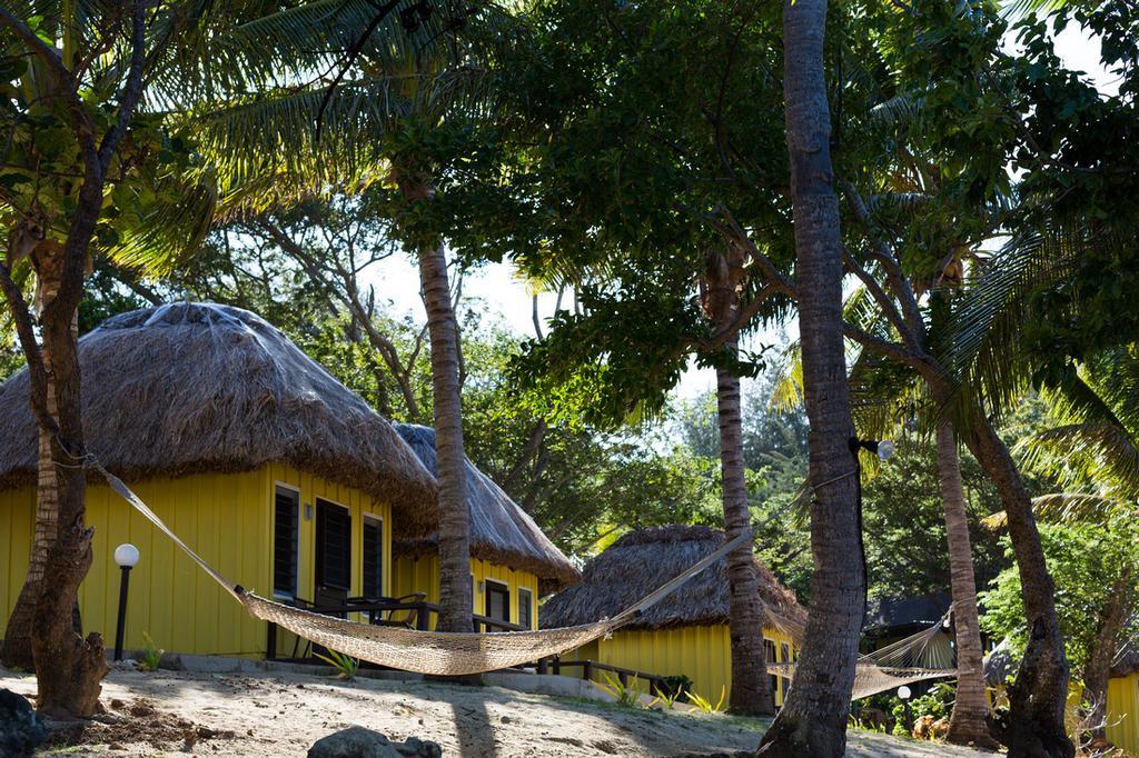 Funky Fish Beach & Surf Resort Solevu Exteriör bild