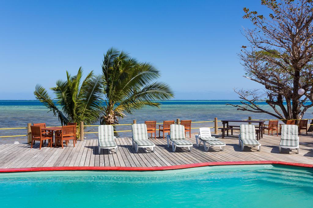 Funky Fish Beach & Surf Resort Solevu Exteriör bild